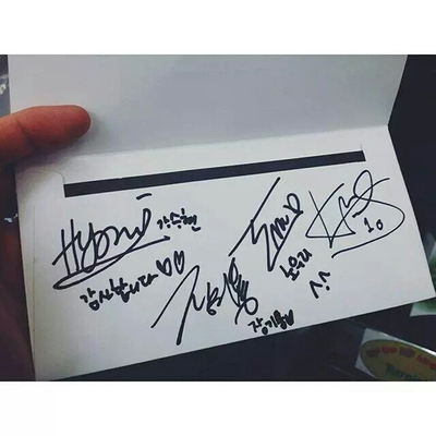 姜胜允在签名会上展现sense满满的个人特色